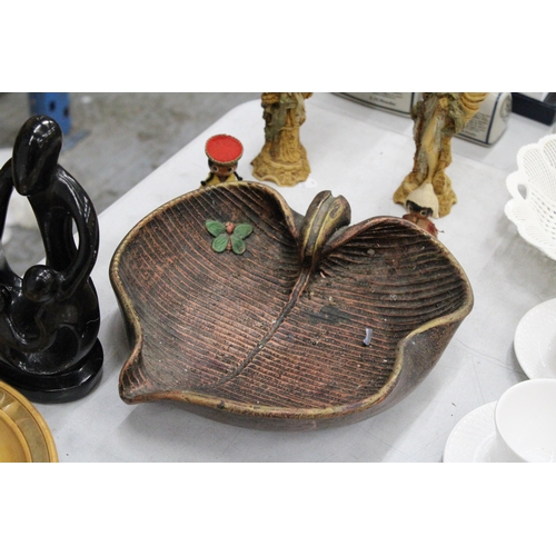 257 - A MIXED LOT TO INCLUDE A PAIR OF VINTAGE HAND DECORATED CHINESE ORIENTAL STATUES PLUS A ONYX AFRICAN... 