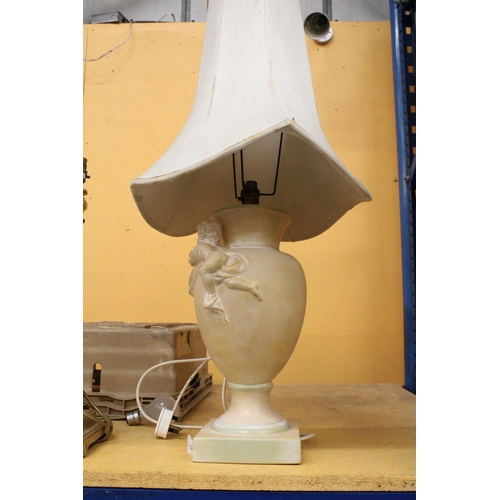 270 - A VINTAGE LAMP FEATURING TWO CHERUBS HOLDING FRUIT - APPROXMATELY 78CM INCLUDING SHADE