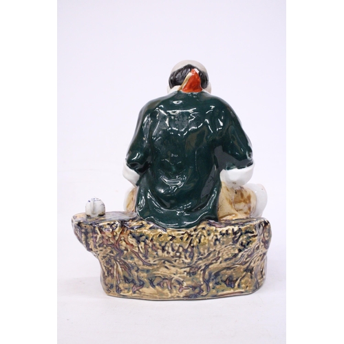 402 - A CHINESE PORCELAIN MAN WITH BABY