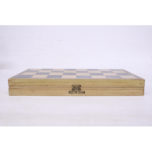 404 - A CHINESE CASED AND BOXED CHESS SET WITH JADEITE PIECES