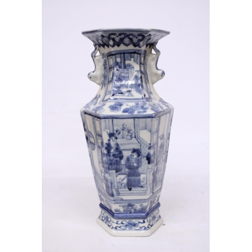 409 - A CHINESE BLUE AND WHITE HAND PAINTED VASE