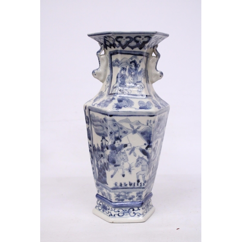 409 - A CHINESE BLUE AND WHITE HAND PAINTED VASE