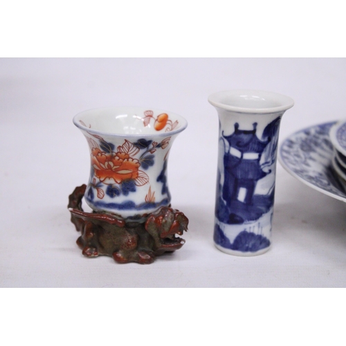 424 - A COLLECTION OF CHINESE BLUE AND WHITE PORCELAIN TO INCLUDE A SMALL VASE, BOWL, PLATES, TEACUP ON A ... 