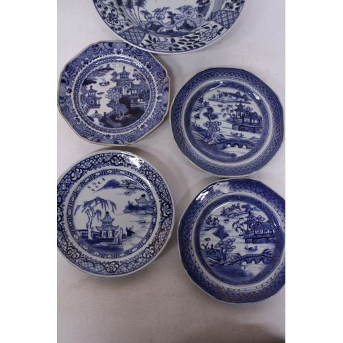 424 - A COLLECTION OF CHINESE BLUE AND WHITE PORCELAIN TO INCLUDE A SMALL VASE, BOWL, PLATES, TEACUP ON A ... 