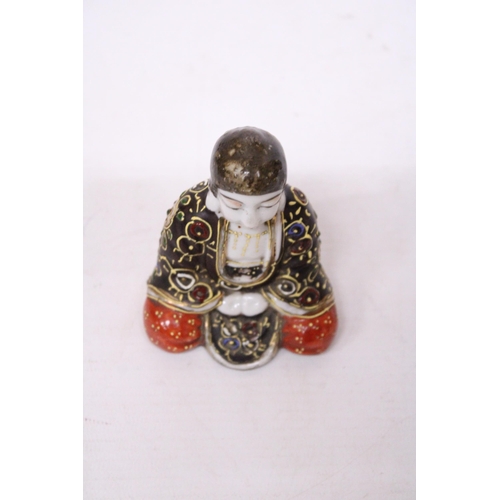 427 - A VINTAGE JAPANESE MORIAGE SITTING BUDDHA HAND PAINTED CERAMIC SLIPWARE - SIGNED - APPROX 9 CM