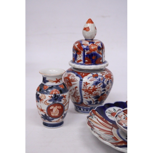 428 - A COLLECTION OF JAPANESE IMARI TO INCLUDE A TEMPLE JAR, SMALL VASE, SMALL AND MEDIUM SIZE PLATE