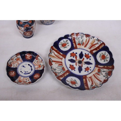 428 - A COLLECTION OF JAPANESE IMARI TO INCLUDE A TEMPLE JAR, SMALL VASE, SMALL AND MEDIUM SIZE PLATE