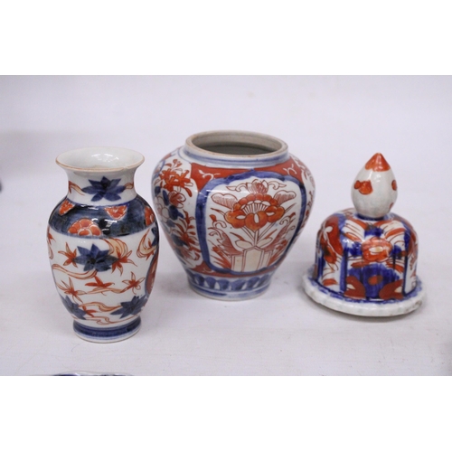 428 - A COLLECTION OF JAPANESE IMARI TO INCLUDE A TEMPLE JAR, SMALL VASE, SMALL AND MEDIUM SIZE PLATE