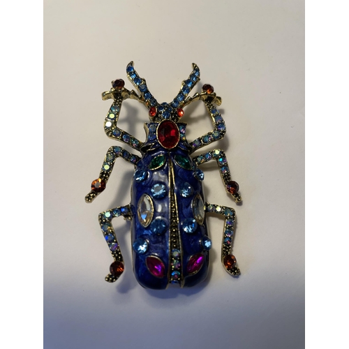 565 - A VINTAGE BEETLE BROOCH WITH COLOURED STONES IN A PRESENTATION BOX