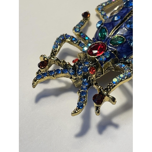 565 - A VINTAGE BEETLE BROOCH WITH COLOURED STONES IN A PRESENTATION BOX