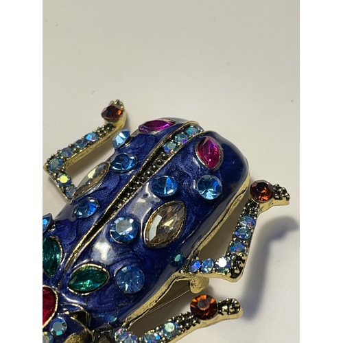 565 - A VINTAGE BEETLE BROOCH WITH COLOURED STONES IN A PRESENTATION BOX