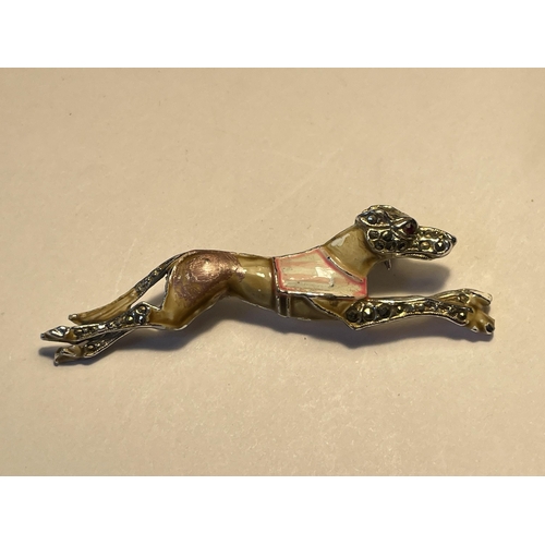 568 - A VINTAGE ENAMELLED GREYHOUND BROOCH WITH A PRESENTATION BOX