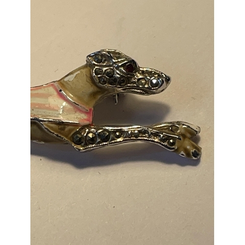 568 - A VINTAGE ENAMELLED GREYHOUND BROOCH WITH A PRESENTATION BOX