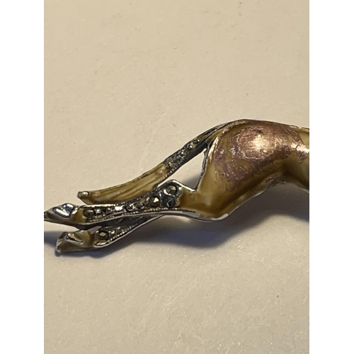 568 - A VINTAGE ENAMELLED GREYHOUND BROOCH WITH A PRESENTATION BOX