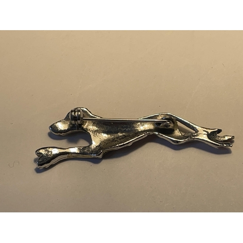 568 - A VINTAGE ENAMELLED GREYHOUND BROOCH WITH A PRESENTATION BOX