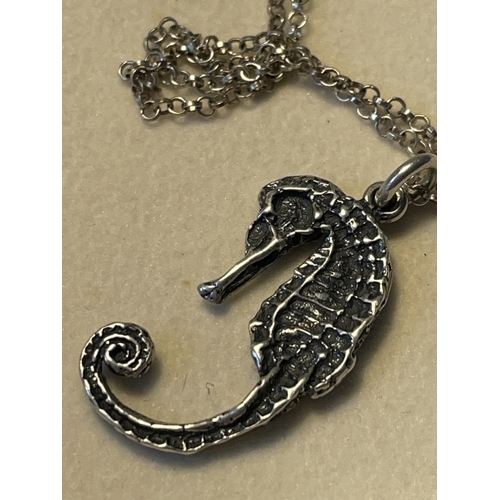 571 - A MARKED 925 SILVER SEAHORSE PENDANT ON A NECKLACE IN  A PRESENTATION BOX