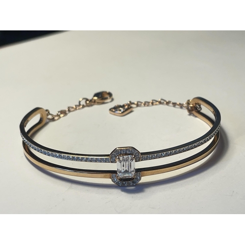 578 - A GOLD COLOURED SWAROVSKI CRYSTAL BANGLE IN A PRESENTATION BOX