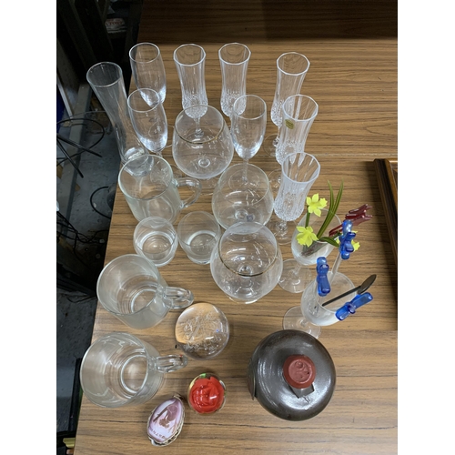 1287 - A QUANTITY OF GLASSES TO INCLUDE CHAMPAGNE FLUTES, BRANDY BALLOONS, TANKARDS, PAPERWEIGHTS AND A STO... 