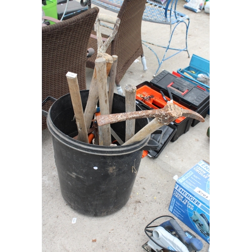 1706 - A PLASTIC BIN WITH AN ASSORTMENT OF TOOLS TO INCLUDE A PICK AXE AND A SHOVEL ETC