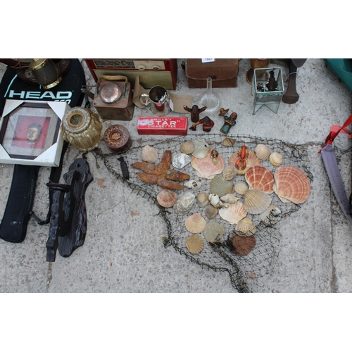 1989 - AN ASSORTMENT OF ITEMS TO INCLUDE A RADIO, A COBBLERS LAST, SHELLS AND BOTTLES ETC