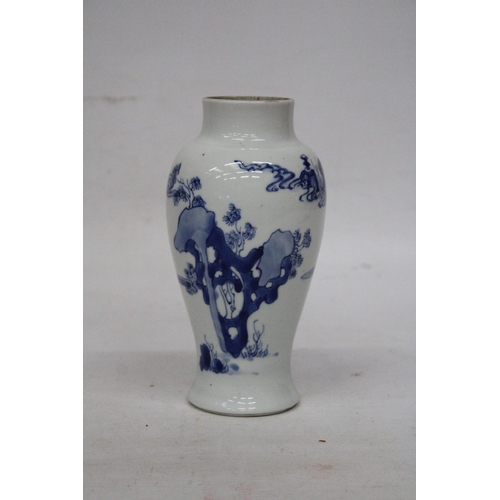 300 - A CHINESE KANGXI PERIOD (1661 - 1722) BLUE AND WHITE PORCELAIN VASE HEIGHT 19CM