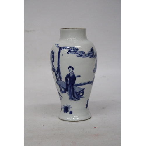 300 - A CHINESE KANGXI PERIOD (1661 - 1722) BLUE AND WHITE PORCELAIN VASE HEIGHT 19CM