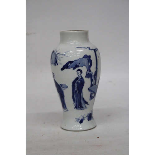 300 - A CHINESE KANGXI PERIOD (1661 - 1722) BLUE AND WHITE PORCELAIN VASE HEIGHT 19CM