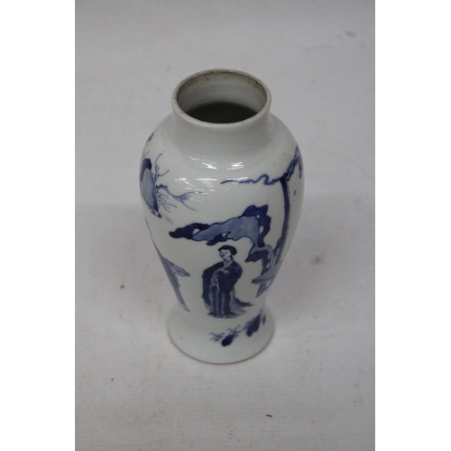 300 - A CHINESE KANGXI PERIOD (1661 - 1722) BLUE AND WHITE PORCELAIN VASE HEIGHT 19CM