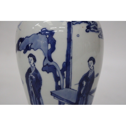 300 - A CHINESE KANGXI PERIOD (1661 - 1722) BLUE AND WHITE PORCELAIN VASE HEIGHT 19CM