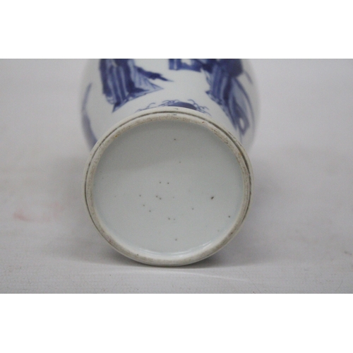 300 - A CHINESE KANGXI PERIOD (1661 - 1722) BLUE AND WHITE PORCELAIN VASE HEIGHT 19CM