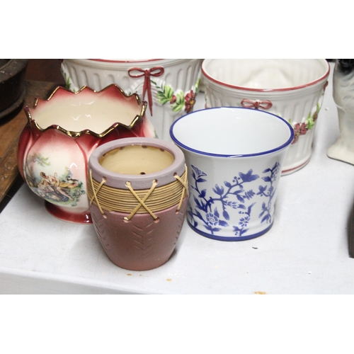 1278 - A LARGE VINTAGE FLORAL WASH JUG PLUS FIVE PLANTERS OF VARYING SIZES