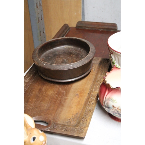 1279 - TWO VINTAGE WOODEN TRAYS, ONE WITH CARVED EDGES PLUS A MAHOGANY BOWL ON BUN FEET