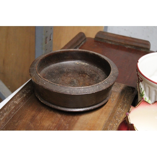 1279 - TWO VINTAGE WOODEN TRAYS, ONE WITH CARVED EDGES PLUS A MAHOGANY BOWL ON BUN FEET