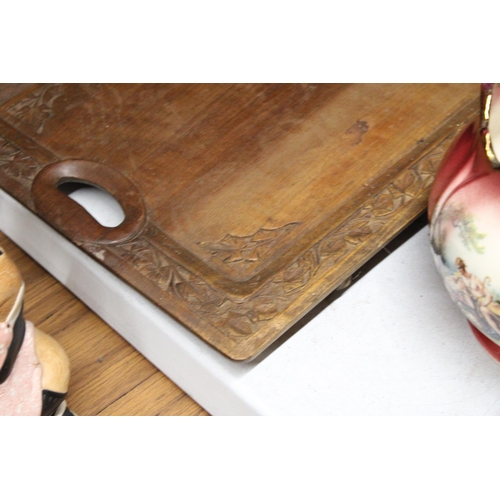 1279 - TWO VINTAGE WOODEN TRAYS, ONE WITH CARVED EDGES PLUS A MAHOGANY BOWL ON BUN FEET