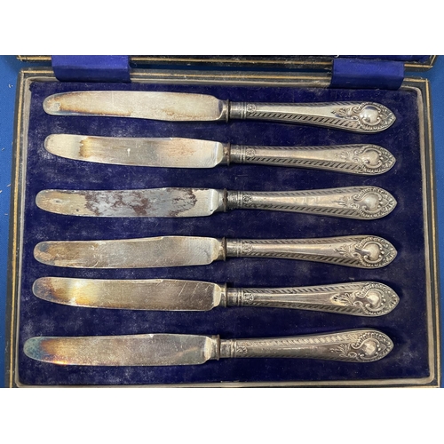 33 - A SET OF SIX HALLMARKED SILVER HANDLED BUTTER KNIVES IN A PRESENTATION BOX