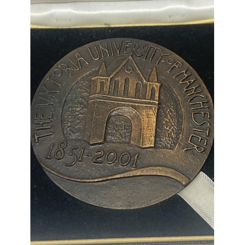 470 - A LARGE BRONZE MEDAL VICTORIA UNIVERSITY OF MANCHESTER 1851 -2001 IN A PRESENTATION BOX