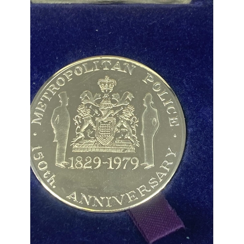 471 - A SILVER TOWER MINT METROPOLITAN POLICE 150TH ANNIVERSARY MEDAL IN A PRESENTATION BOX