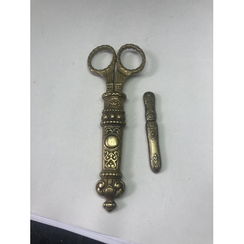 475 - A PAIR OF DECORATIVE BRASS DRESS MAKING SCISSORS AND A NEEDLE CASE