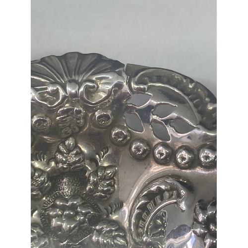 486 - A DECORATIVE HALLMARKED SHEFFIELD  SILVER DISH GROSS WEIGHT 124 GRAMS