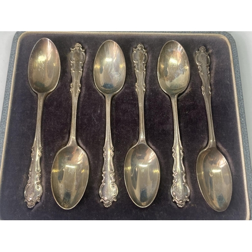 494 - A SET OF SIX HALLMARKED LONDON TEASPOONS IN A PRESENTATION BOX