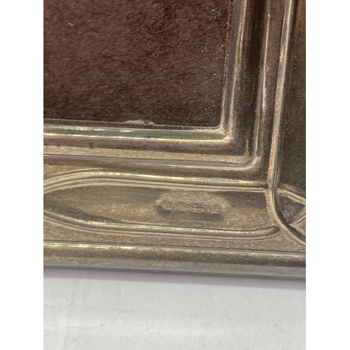 495 - A HALLMARKED SHEFFIELD SILVER PHOTOGRAPH FRAME TO HOLD A 3.5