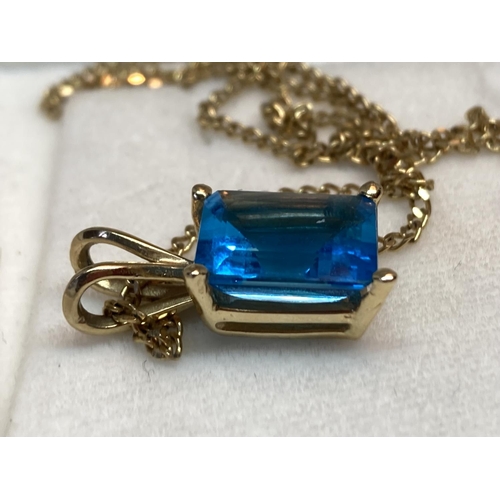 508 - A MARKED 9KT NECKLACE WITH A BLUE STONE PENDANTS (STONE LOOSE) GROSS WEIGHT 4.74 GRAMS IN A PRESENTA... 