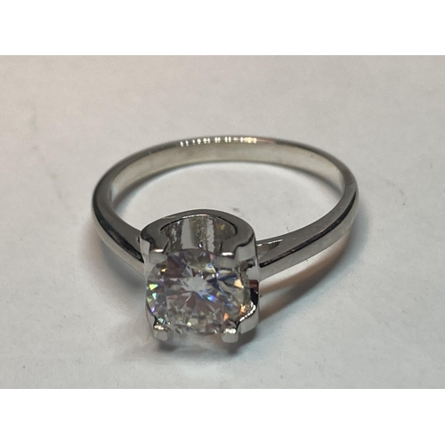 510 - A MARKED 925 RING WITH A ONE CARAT SOLITAIRE MOISSANITE SIZE N/O IN A PRESENTATION BOX WITH A GMA CE... 