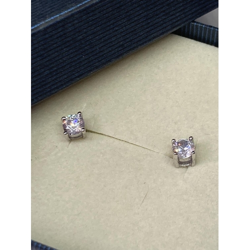 515 - A PAIR OF MARKED 925 SILVER EARRINGS WITH CLEAR STONES IN A PRESENTATION BOX