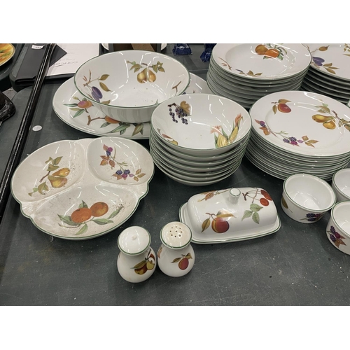 84 - A COLLECTION OR ROYAL WORCESTER EVESHAM DINNERWARE TO INCLUDE PLATES, SIDE PLATES, BOWLS, RAMEKINS, ... 