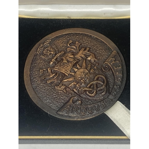 470 - A LARGE BRONZE MEDAL VICTORIA UNIVERSITY OF MANCHESTER 1851 -2001 IN A PRESENTATION BOX