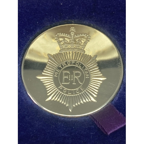 471 - A SILVER TOWER MINT METROPOLITAN POLICE 150TH ANNIVERSARY MEDAL IN A PRESENTATION BOX