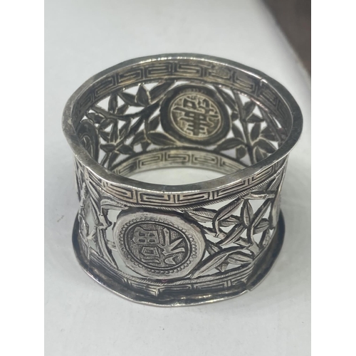 481 - A HALLMARKED BIRMINGHAM SILVER HANDLED SHOE HORN AND AN ORIENTAL SILVER NAPKIN RING