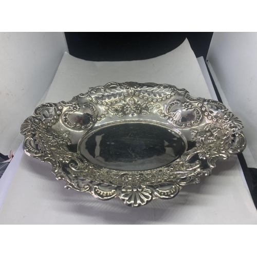 486 - A DECORATIVE HALLMARKED SHEFFIELD  SILVER DISH GROSS WEIGHT 124 GRAMS