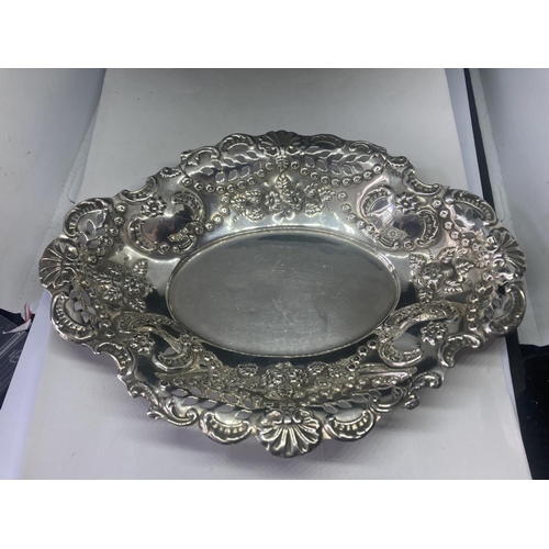 486 - A DECORATIVE HALLMARKED SHEFFIELD  SILVER DISH GROSS WEIGHT 124 GRAMS